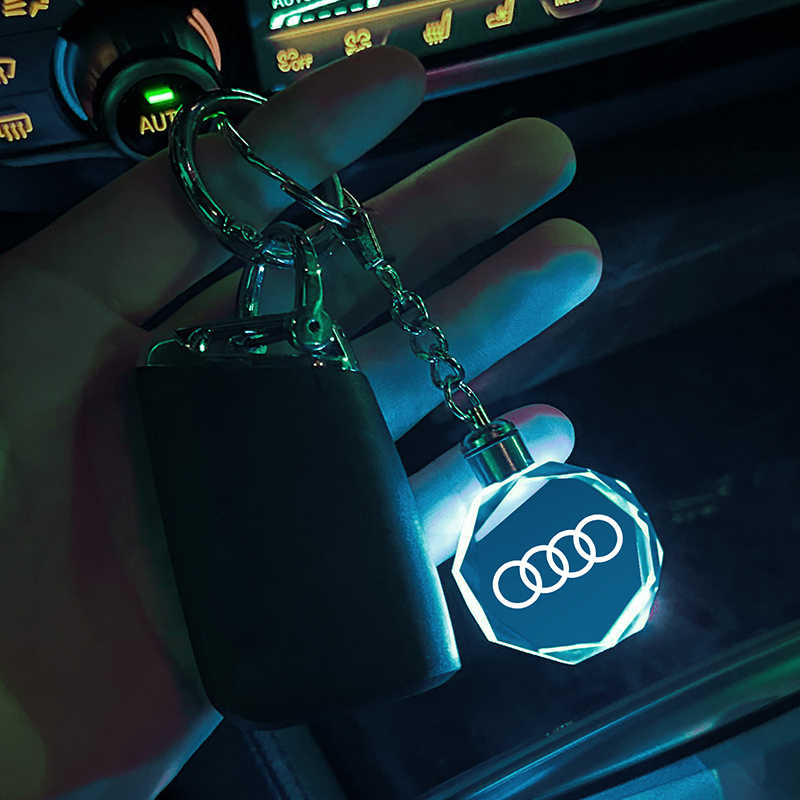 Llavero con logotipo automovilístico en 3D de cristal